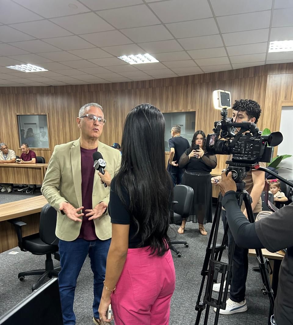 Sidnei Aranha sendo entrevistado por equipe de TV
