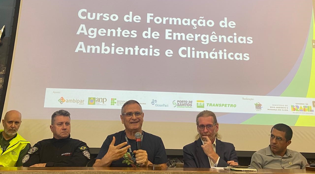 Sidnei Aranha em palestra sobre Bioinvasores e Águas de Lastro — Curso de Formação de Agentes de Emergências Ambientais e Climáticas
